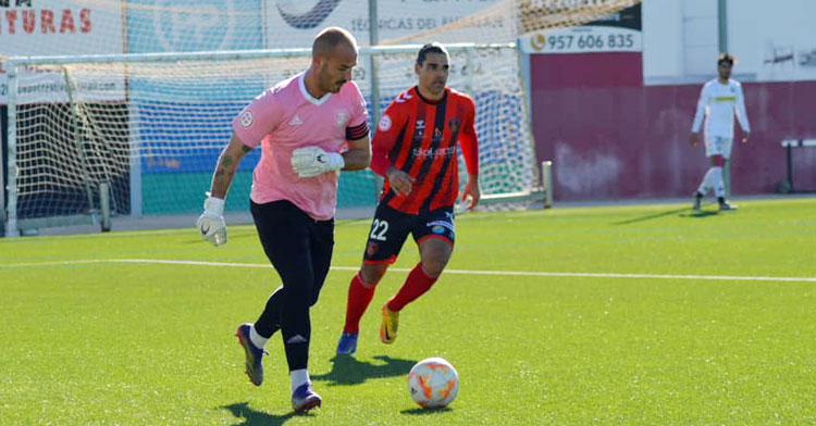 Rubén Jurado acudiendo a presionar al meta rival en un partido en el Manuel Polinario. Foto: Tino Navas / Salerm Puente Genil