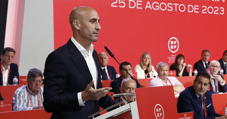 Pablo Lozano, a la derecha, en una significativa imagen durante el discurso de Rubiales. Foto: RFEF