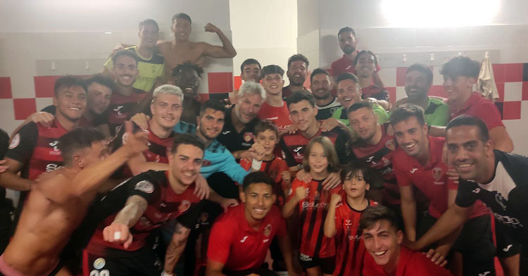 Los jugadores pontanos celebrando el pase en el vestuario. Foto: @SalermPG