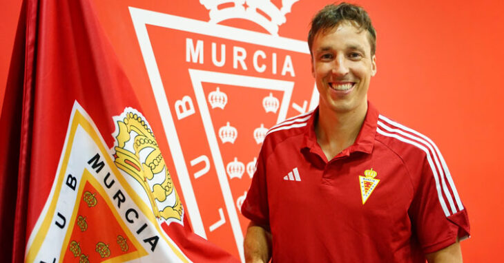 Tomás Pina posando con sus nuevos colores. Foto: Real Murcia