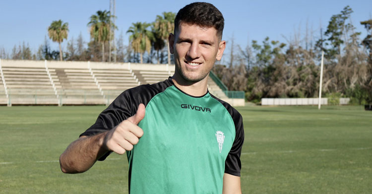 Pulgar arriba. Alberto Toril en su primera toma de contacto con el Córdoba. Foto: CCF