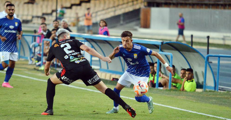 Fernando Rodríguez tratando de tapar a Perotti. Foto: Xerez CD