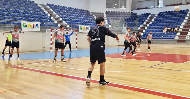 Luisfe Reina cerrando un ataque de la Selección de Corea del Sur en el último amistoso del Ángel Ximénez en Portugal.