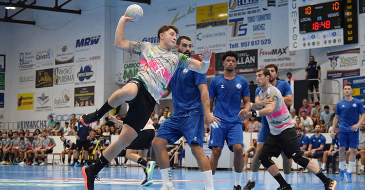 Tincho Jung penetrando en la defensa de Cuenca.