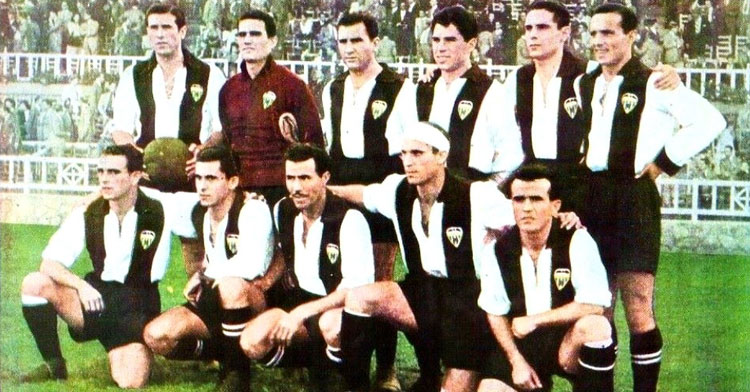 Una formación del Alcoyano de 1945, poco después del partido en el que muchos fijan el inicio de la leyenda de su moral. Foto: equiposdefutbol2.blogspot.com