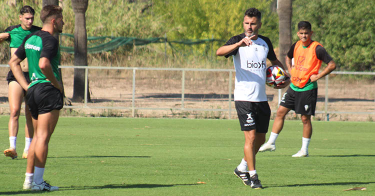 Iván Ania dando instrucciones a sus hombres.
