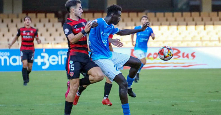 Juanjo Carmona apretando a un jugador del Xerez DFC en el debut del Salerm Puente Genil en la liga. Foto: Teresa Salas / Xerez Deportivo FC