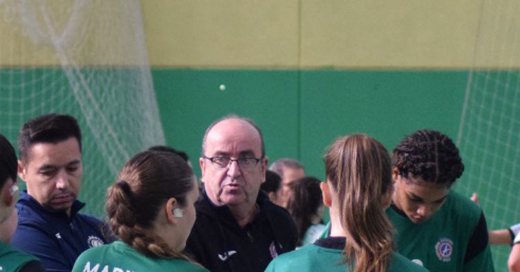 Rafa Moreno en un corrillo con jugadoras. Foto: Laclasi.es