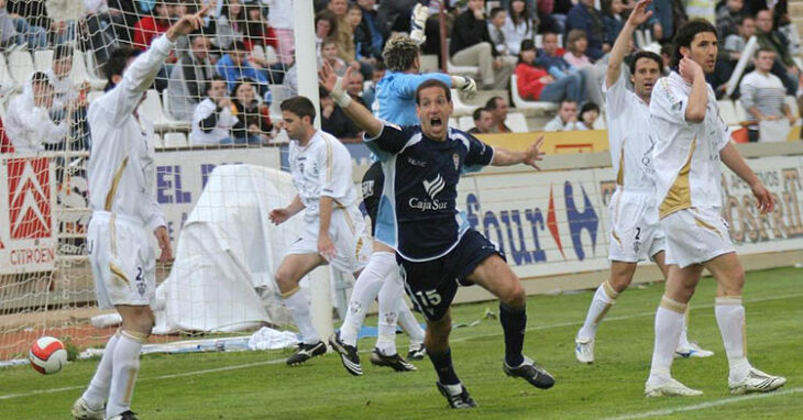 Acciari sale corriendo como loco tras su gol en el Carlos Belmonte.