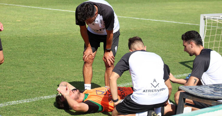 Iván Ania preocupándose por el estado de Adri Castellano dolorido tras su lesión en el cuádriceps.