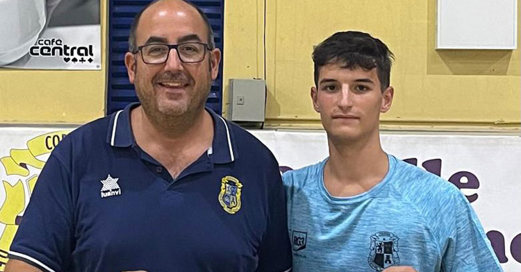 Alberto Ribodigo junto al responsable de balonmano de La Salle, Sergio Amián.
