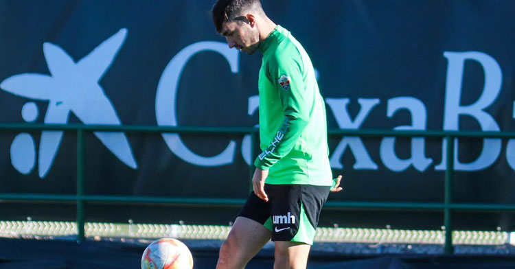 Ale Limón jugueteando con una pelota en un entrenamiento. Foto cedida por el Ciudad de Lucena