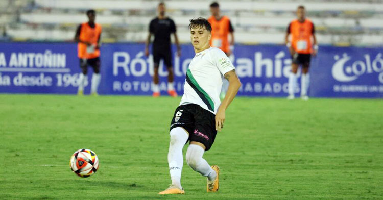 Álex Sala intenta un pase ante el San Fernando. Foto: CCF