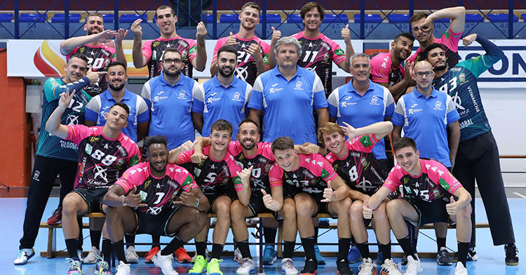 La plantilla del Ángel Ximénez 2023-24 posando con alegría antes del debut en León.