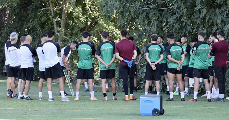 Iván Ania pizarra en mano en un entrenamiento veraniego. Foto: CCF