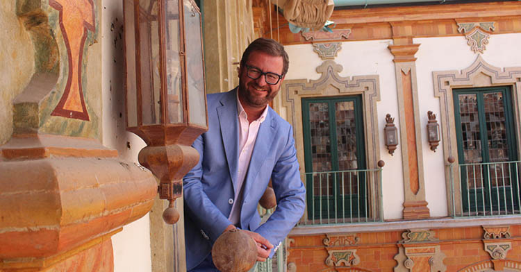 Antonio Martín posando en uno de los ventanales del Patio Barroco de la la Diputación.