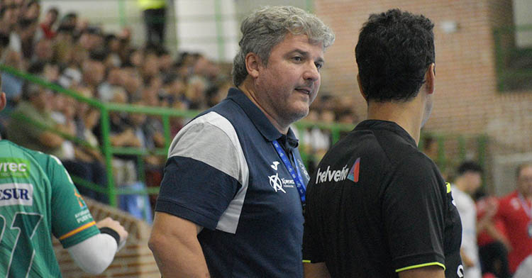 La tibia sonrisa de Paco Bustos ya se vio en León.