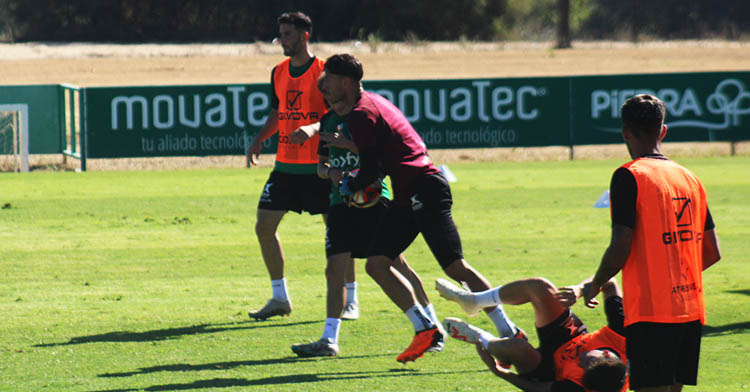 Carlos Marín saliendo entre sus compañeros tras atrapar el balón de un centro lateral.