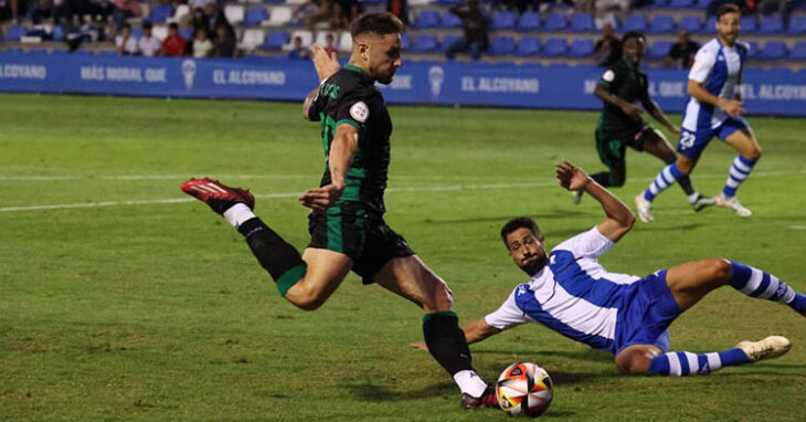 Antonio Casas tirando a puerta ante un jugador del Alcoyano por los suelos.