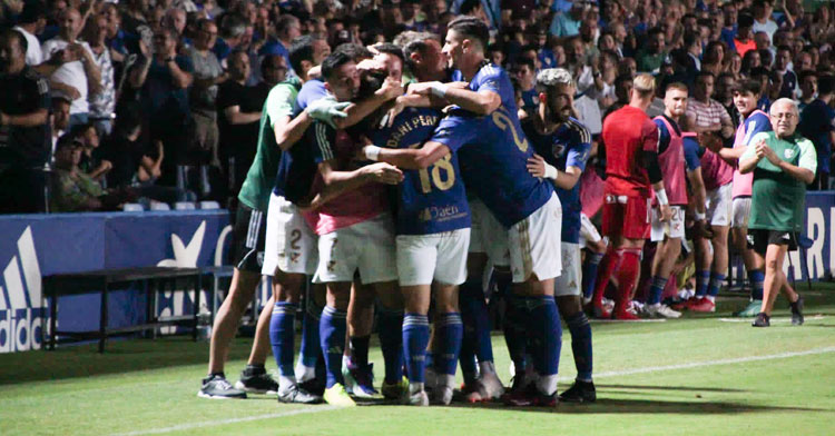 Los jugadores azulinos celebrando uno de sus goles al Castilla. Foto: Linares Deportivo