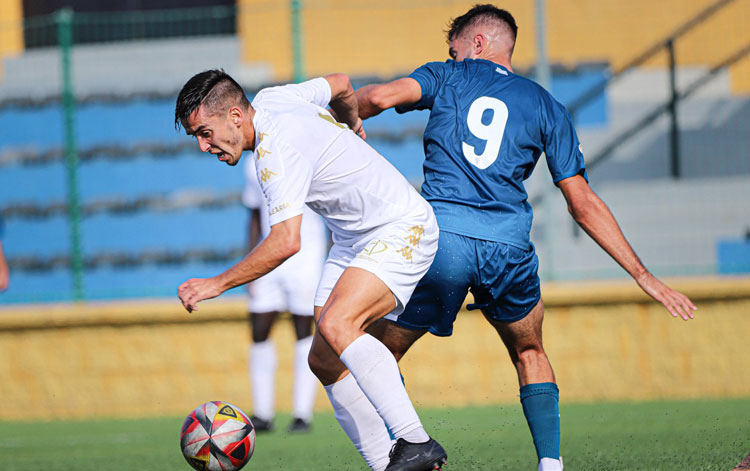Óscar Jiménez peleando con un futbolista ceutí. Foto: AD Ceuta FC
