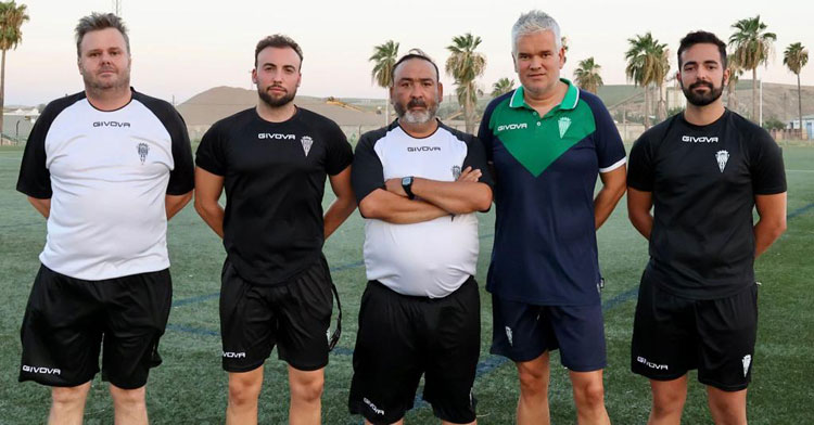 Chico, en el centro, junto a su cuerpo técnico. Foto: @CordobaFemenino