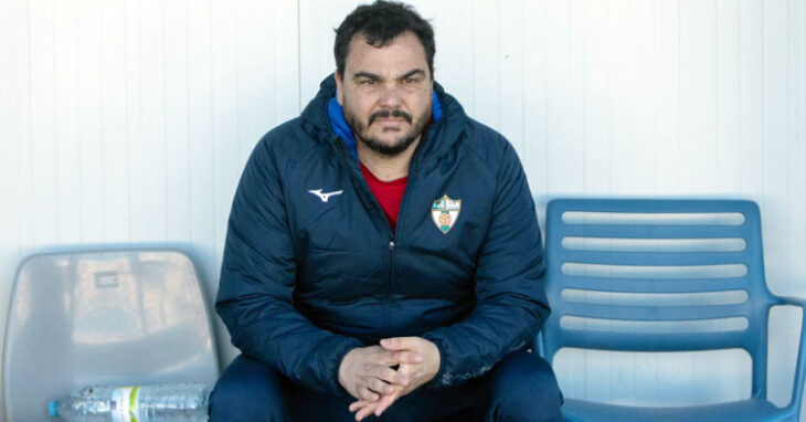 La soledad del entrenador en esta imagen de Antonio Jesús Cobos en el banquillo antes de un partido. Foto: CD Pozoblanco