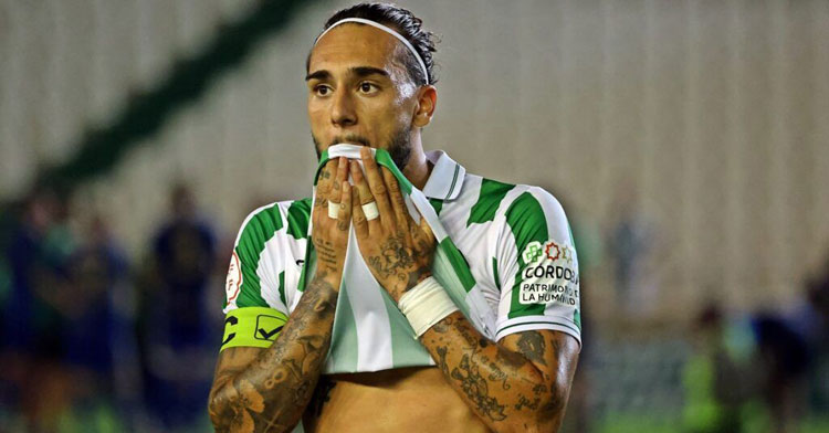 Gudelj se lamenta tras el esfuerzo por el resultado frente al Linares. Foto: CCF
