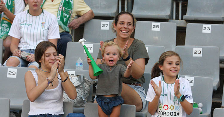 Una familia disfrutando del Córdoba luciendo los colores blanquiverdes.