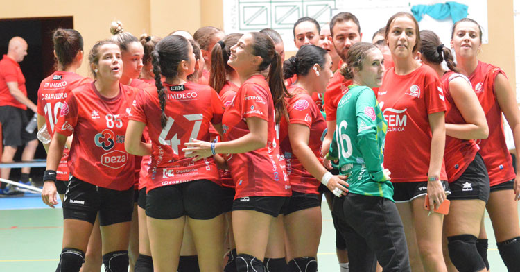 Las jugadoras granates hacen piña tras el triunfo frente al Ciudad de Granada. Foto: CBM