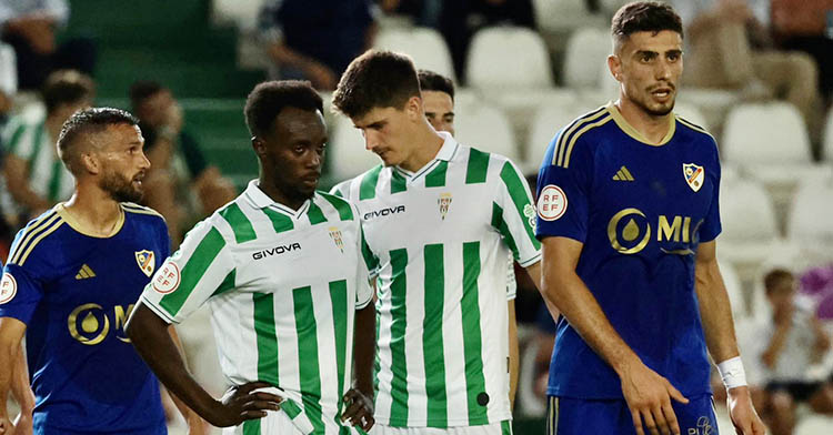 Diarra junto a Carlos García tomando posiciones en un saque de esquina.