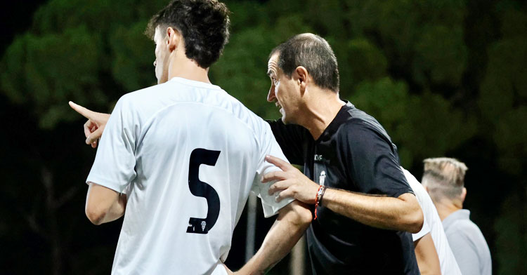 Diego Caro dando instrucciones a uno de sus jugadores en uno de estos amistosos de pretemporada. Foto: CCF