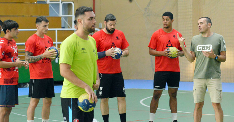 Jesús Escribano hablando a sus jugadores en un entrenamiento. Foto: CBM