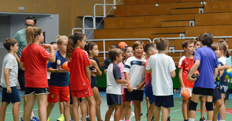 Niños y niñas disfrutando del balonmano en Fátima. Foto: CBM