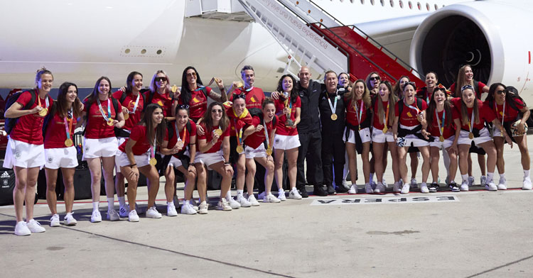 Las campeonas del mundo a su llegada a España tras conquistas el Mundial. Foto: RFEF