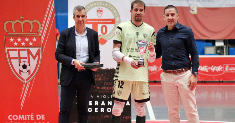 Fabio recoge el trofeo como tercer clasificado en Getafe. Foto: Córdoba Futsal