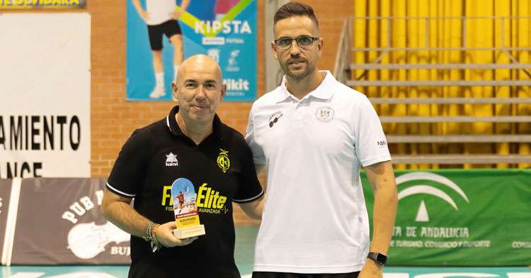 Fermín Hidalgo posando junto a Dani Rodríguez, entrenador del Jaén Paraíso Interior, en el amistoso entre ambos equipos de hace unas semanas. Foto: JP Peinado / CD Bujalance FS