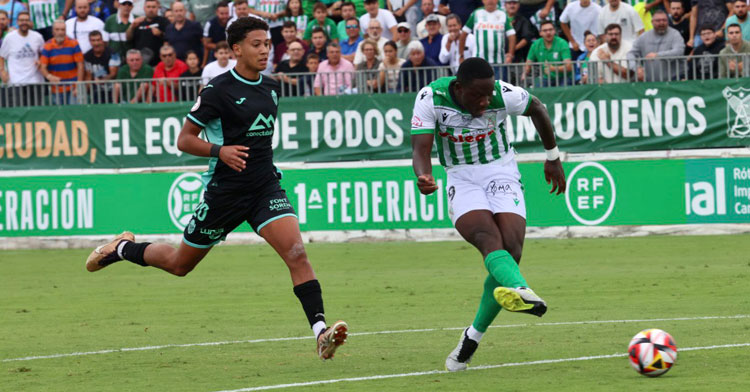 Francisco Mwepu goleando en El Palmar. Foto: Atlético Sanluqueño