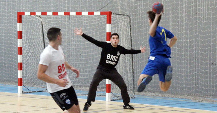 Un jugador lasaliano vuela para anotar. Foto: La Salle