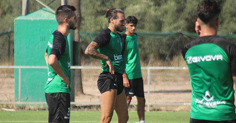 Dragi Gudelj entre Lapeña y Carlos García, los dos centrales con los que compartió puesto en este inicio de liga.