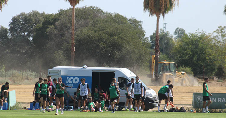 Las máquinas de alto tonelaje regresaron a la Ciudad Deportiva para poner en valor un campo abandonado hace años.