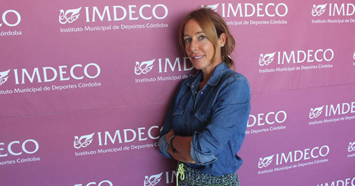 Marian Aguilar posando delante del photocall del IMDECO.