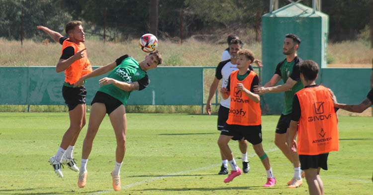 Álex Sala pugna un balón dividido con Isma Ruiz con Simo atento a la caída del balón.