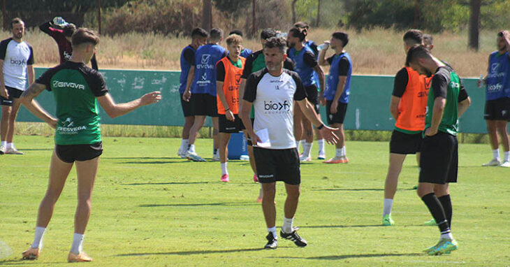 Iván Ania departiendo con Álex Sala durante el entrenamiento.