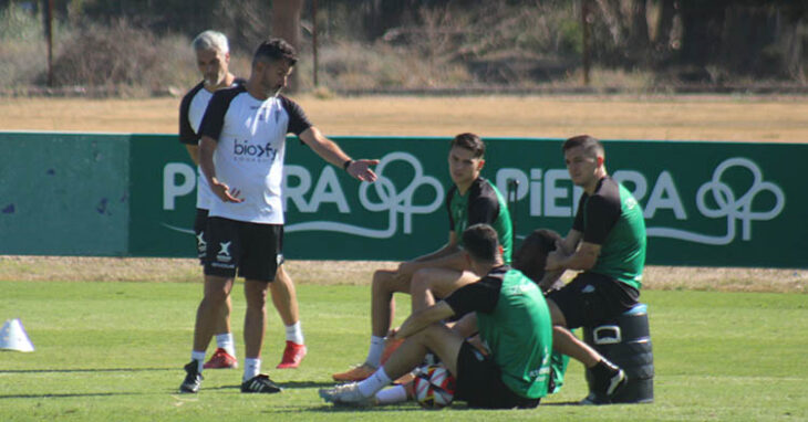 Iván Ania departiendo con Carracedo y Álex Sala.