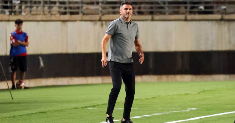 Iván Ania siguiendo el juego de su equipo en la banda del Enrique Roca.