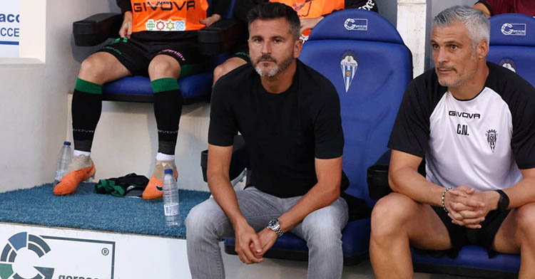 Iván Ania en el banquillo de El Collao junto a César Negredo, su segundo.