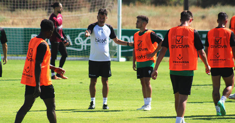 Iván Ania dando instrucciones a Paco Fernández, que posiblemente entre en la convocatoria ante la sanción de Kike Márquez.