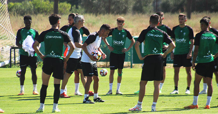 Iván Ania trabajando con su plantilla en la corrección de los errores que ya le costaron tres derrotas.