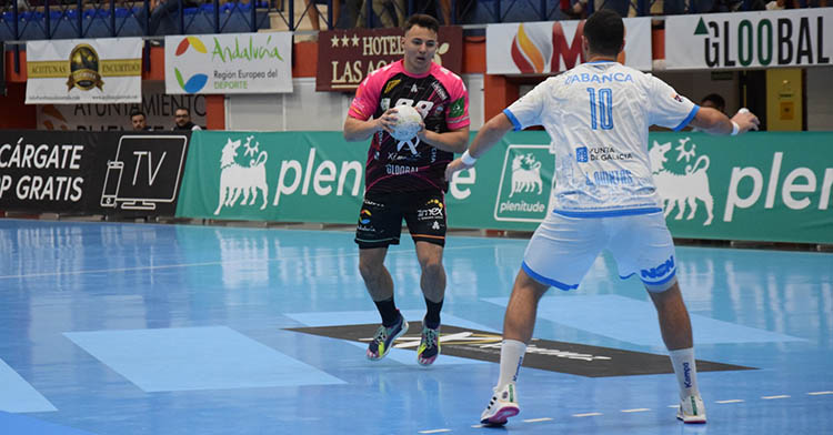 El húngaro Tamas Janosi encarando a un jugador del Cangas.